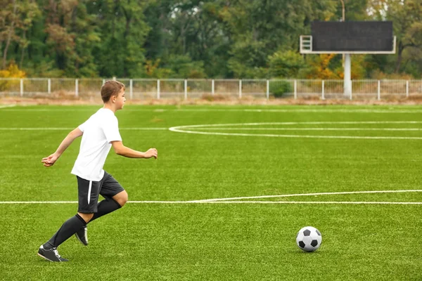 Jongen met voetballen bij stadion — Stockfoto