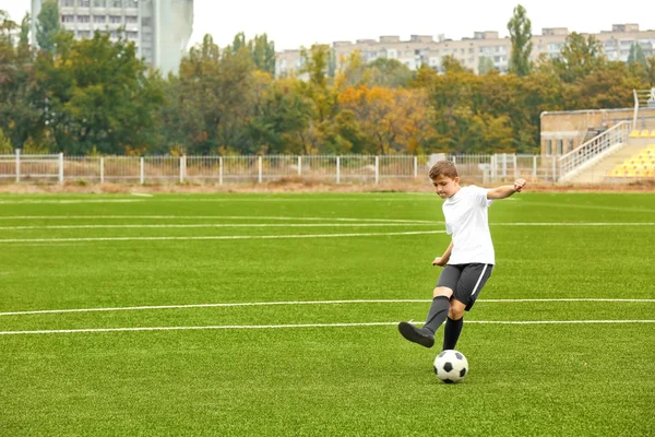 경기장에서 축구를 재생 하는 소년 — 스톡 사진