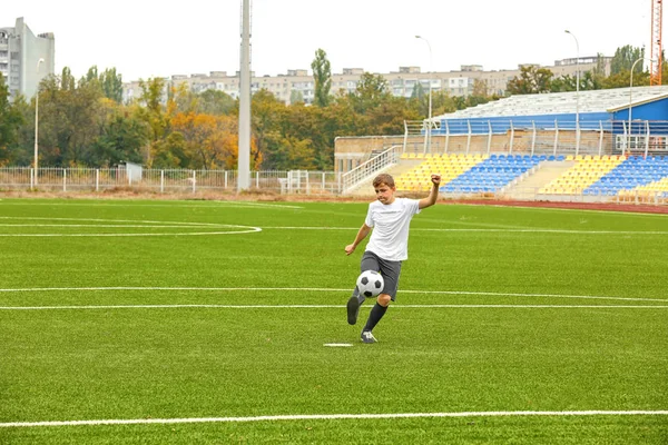 경기장에서 축구를 재생 하는 소년 — 스톡 사진