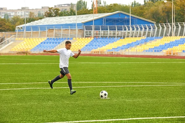 경기장에서 축구를 재생 하는 소년 — 스톡 사진