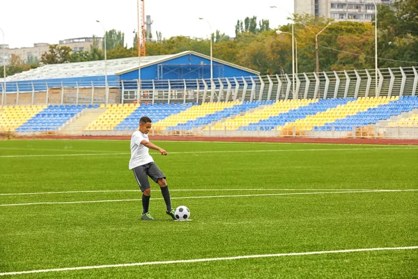 Niño jugando al fútbol en el estadio —  Fotos de Stock