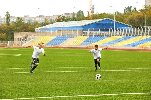 경기장에서 축구를 재생 하는 소년 — 스톡 사진