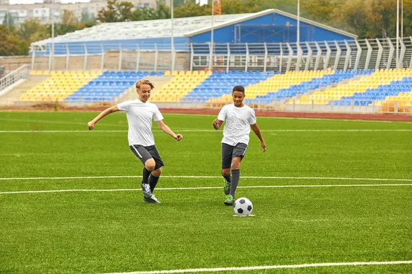 경기장에서 축구를 재생 하는 소년 — 스톡 사진