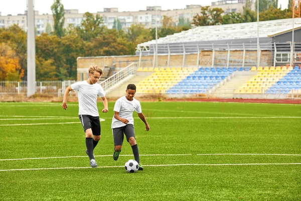 Meninos jogando futebol no estádio — Fotografia de Stock