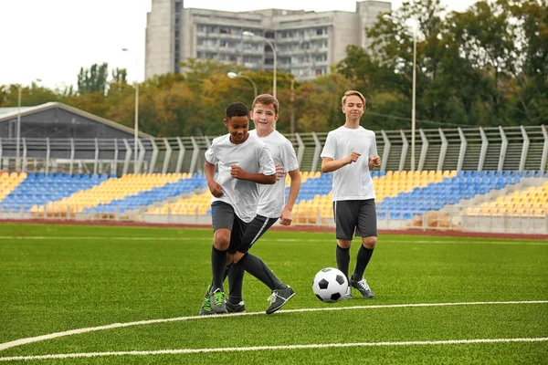 スタジアムでサッカー少年 — ストック写真