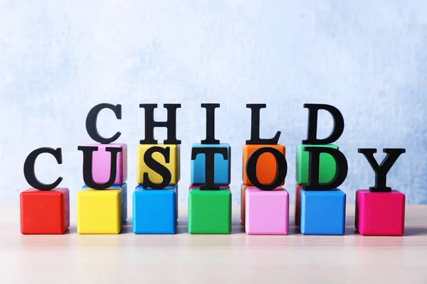 Palabras CHILD CUSTODY y cubos multicolores sobre fondo claro — Foto de Stock