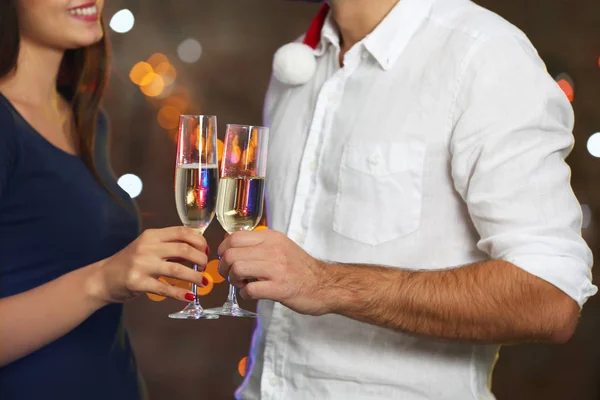 Jonge man en vrouw met glazen champagne op feestje, close-up — Stockfoto