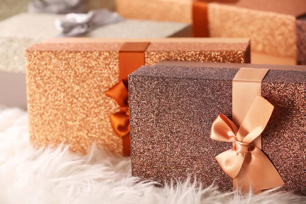 Regali di Natale in scatole lucenti — Foto Stock