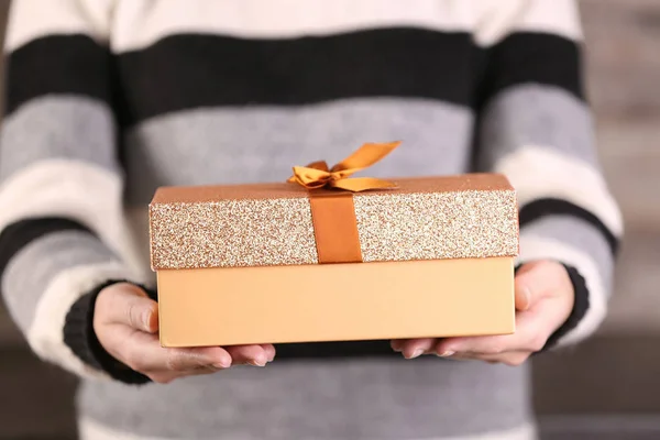 Mujer sosteniendo regalo de Navidad — Foto de Stock