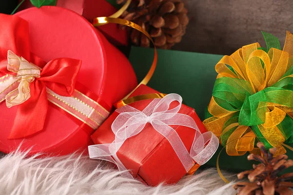 Regalos y decoraciones navideñas — Foto de Stock