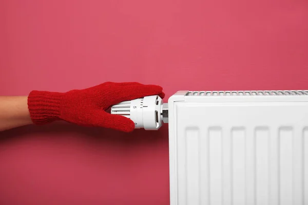 Mano femminile in guanto caldo — Foto Stock