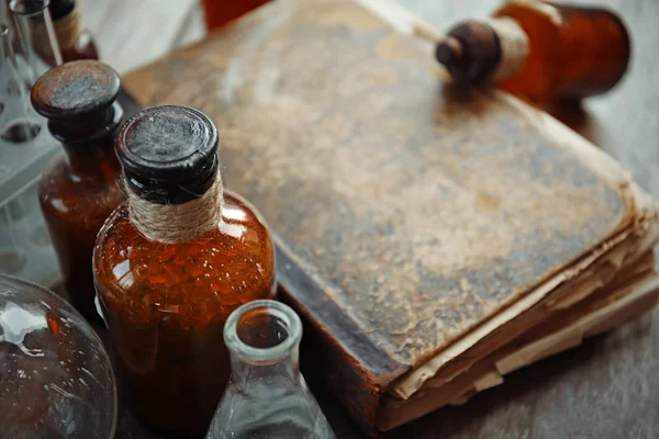 Oud boek met glazen flessen — Stockfoto