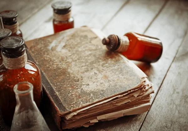 Libro viejo con botellas de vidrio —  Fotos de Stock