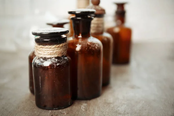 Oud boek met glazen flessen — Stockfoto