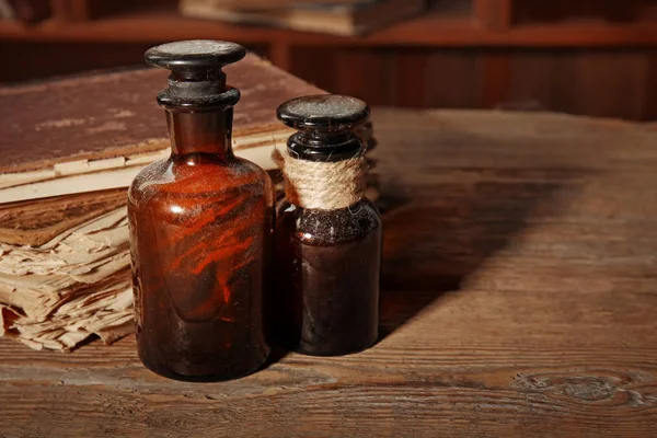 Oud boek met glazen flessen — Stockfoto