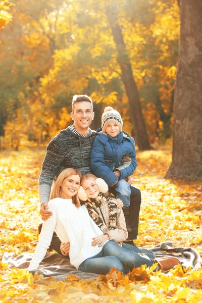 Família feliz descansando no belo parque de outono — Fotografia de Stock