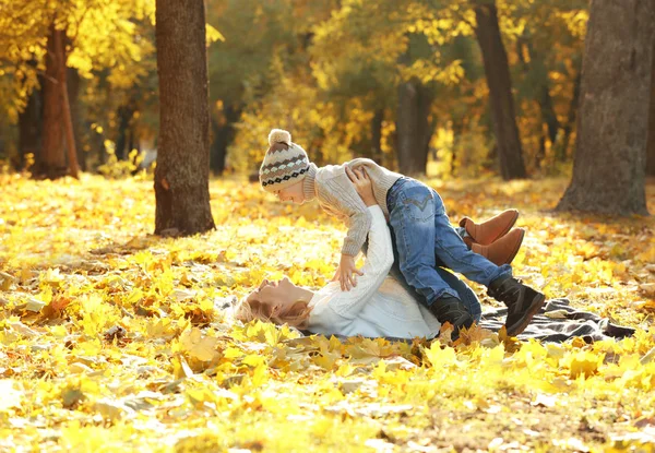 Matka a syn hraje v krásném podzimním parku — Stock fotografie