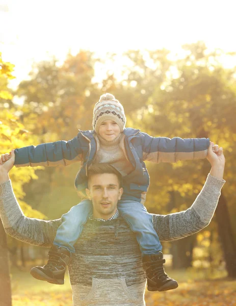 Otec a syn hraje v krásném podzimním parku — Stock fotografie