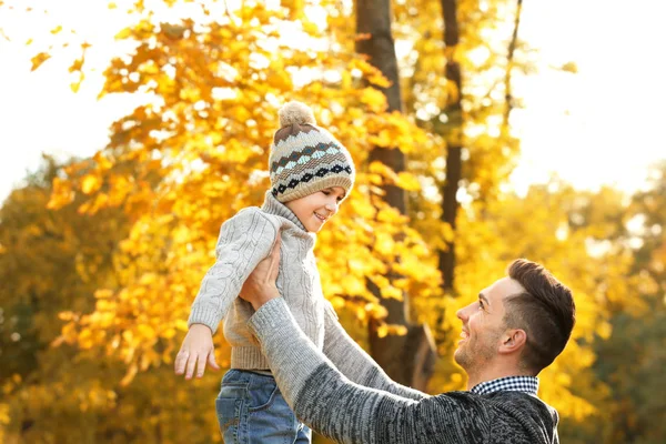 Pai e filho brincando no belo parque de outono — Fotografia de Stock