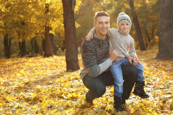 Pai e filho no belo parque de outono — Fotografia de Stock