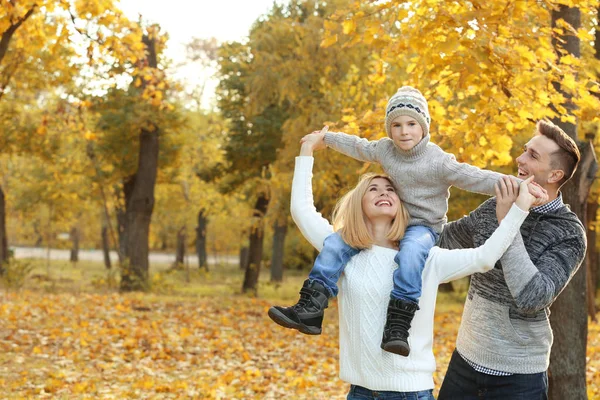 Família feliz jogando no belo parque de outono — Fotografia de Stock