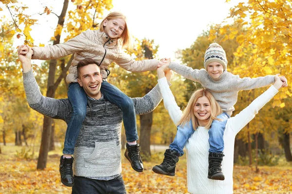 Família feliz jogando no belo parque de outono — Fotografia de Stock