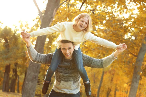 Padre e figlia che giocano nel bellissimo parco autunnale — Foto Stock