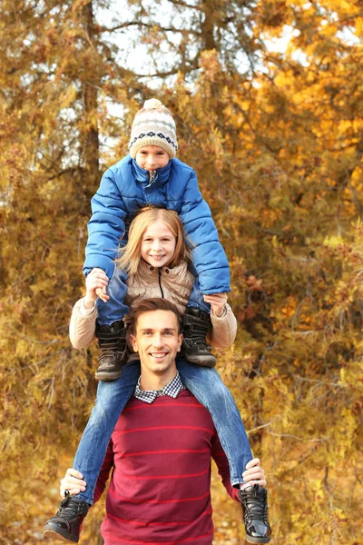 Padre e hijos jugando en el hermoso parque de otoño —  Fotos de Stock