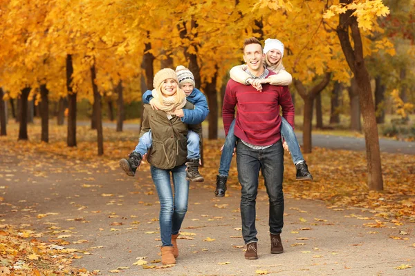 Lycklig familj promenader i vacker höst park — Stockfoto