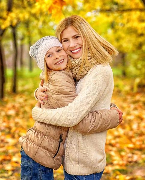 Mother and daughter in beautiful autumn park — Stock Photo, Image