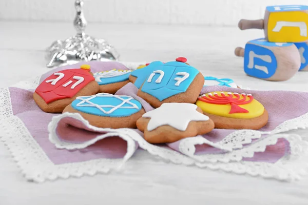 Leckere glasierte Kekse für Chanukka auf hellem Holztisch — Stockfoto
