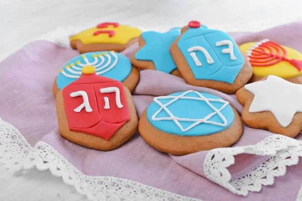Gustosi biscotti glassati per Hanukkah su tovagliolo, primo piano — Foto Stock