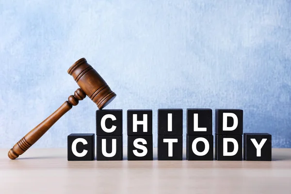 Soud kladívkem a kostky s textem opatrovnictví dítěte na světlé pozadí Royalty Free Stock Fotografie