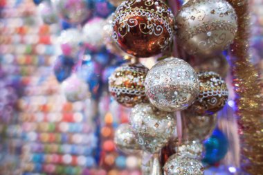 Parlak Noel süsleri depo