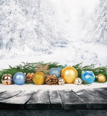 Ahşap masa ve neşeli Noel kompozisyon