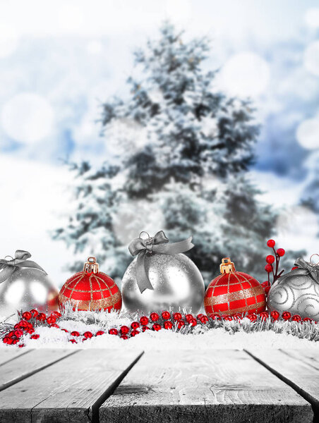 Деревянный стол и праздничная рождественская композиция
