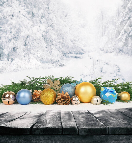 Деревянный стол и праздничная рождественская композиция
