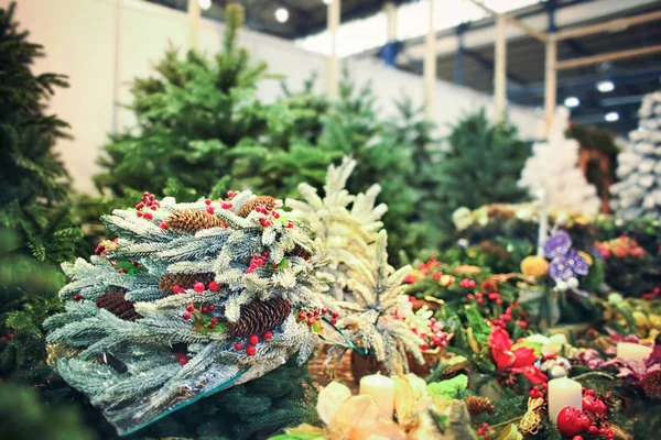 Яркие рождественские украшения на складе — стоковое фото
