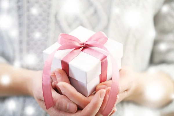 Жіночі руки тримають різдвяний подарунок — стокове фото