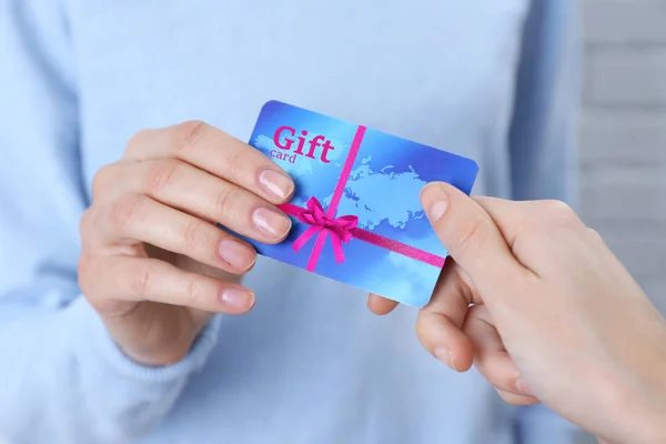 Kvinna att ge presentkort till vän, närbild. Holiday fest koncept. — Stockfoto