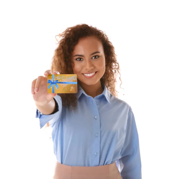 Mujer joven con tarjeta de regalo sobre fondo blanco. Concepto de celebración festiva . — Foto de Stock