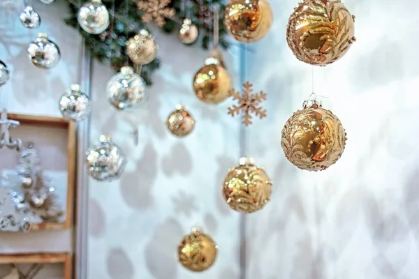 Decoraciones brillantes de Navidad en el almacén — Foto de Stock