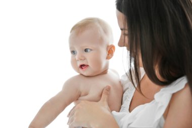 Açık renkli küçük bebek tutan anne