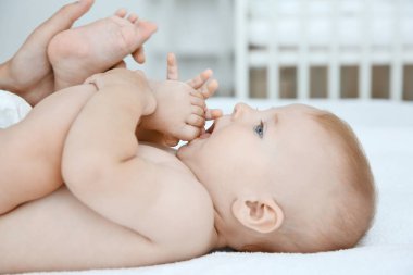 Beyaz yatak odasında küçük bebek