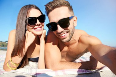 Mutlu çift alarak selfie Beach
