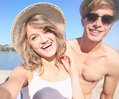 Mutlu çift alarak selfie Beach