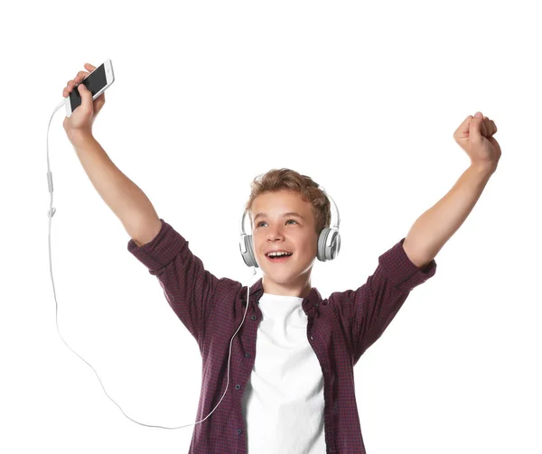 Niño escuchando música sobre fondo claro — Foto de Stock