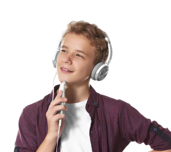 Niño escuchando música sobre fondo claro — Foto de Stock
