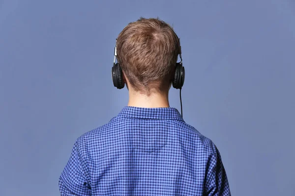Ragazzo che ascolta musica su sfondo chiaro — Foto Stock