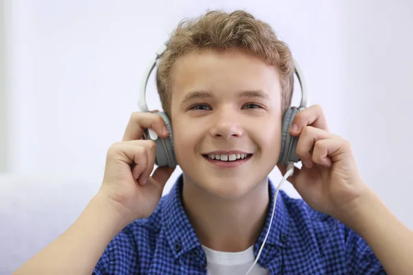 Chico escuchando música, primer plano —  Fotos de Stock